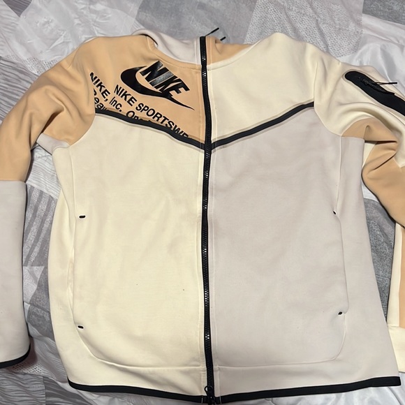 Nike Tech - Picture 3 of 3